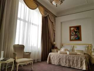 Гостиница Гранд-отель Александровский Владикавказ Улучшенный номер с кроватью размера &quot;queen-size&quot;-1